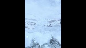 Call of Duty: Modern Warfare - Падающий человек смиряется с тяжестью ситуации с ледорубом в голове